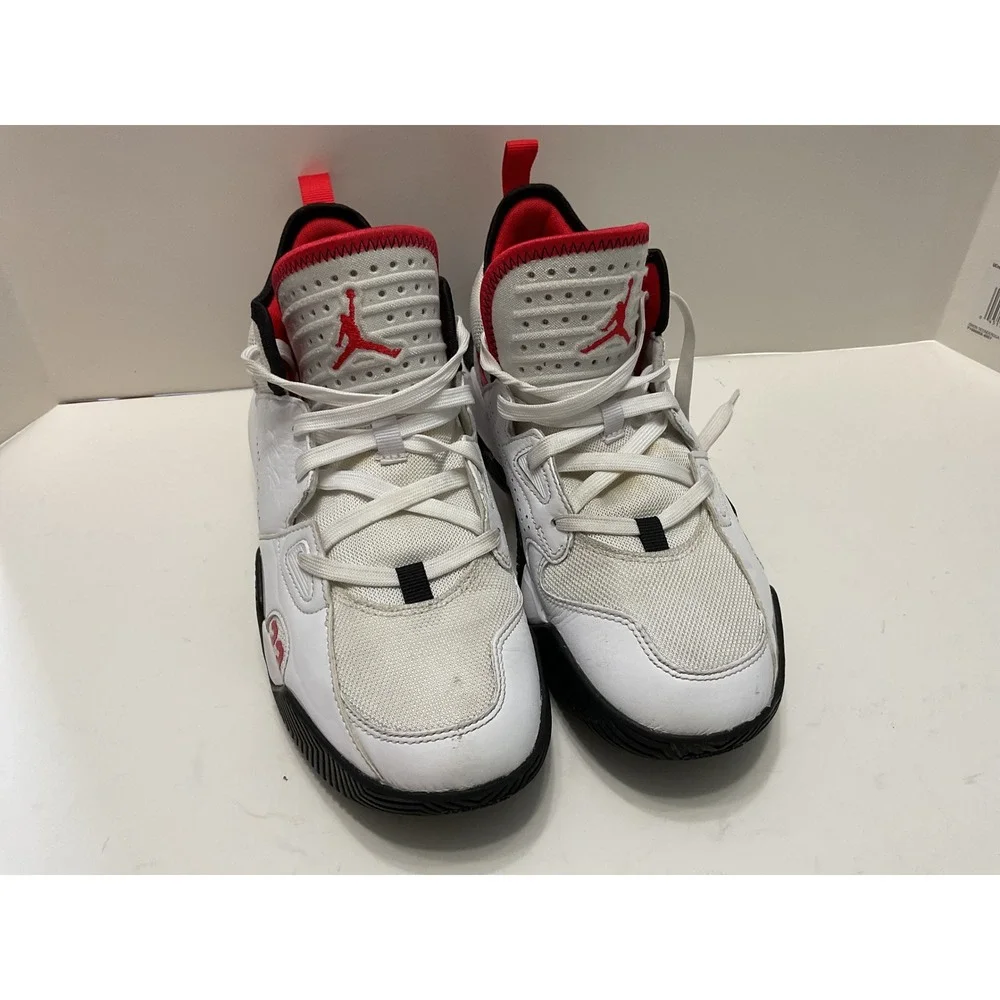 Jordan Max Aura 5 Mens White University Red Black Sneakers‎ DQ8401-106 Size 8.5